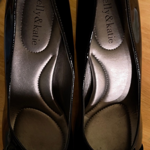 KELLY & KATIE… size 10…black patent leather…3 1/2 “ heeled shoes - Picture 5 of 16